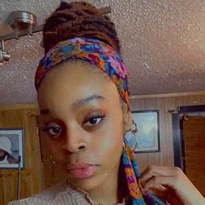 Meet your Posher, Cassandra